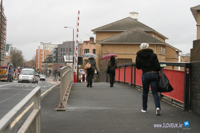 �ٸ��� �ǳʴ� �����